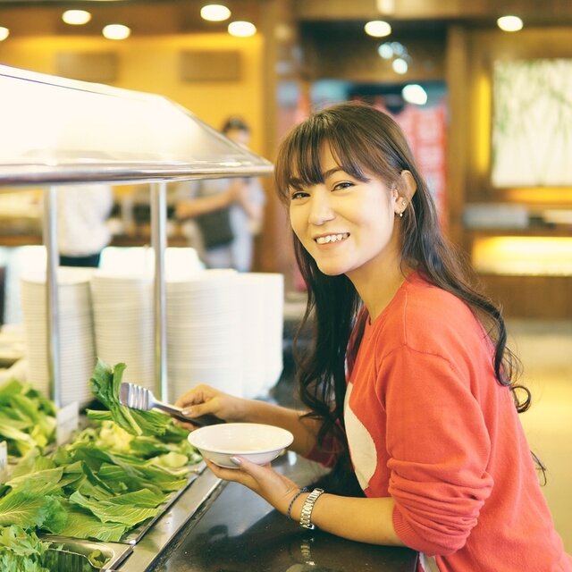 Mau tanya nih, kalau kalian makan AYCE seringnya diabisin atau ada sisa?
.
Ternyata sampah makanan di Indonesia tuh cukup tinggi lho padahal ada bbrp masyarakat kita yg hidup kekurangan makanan yg layak dan sehat, sedih ga sih denger fakta ini..
Salut deh sama Hanamasa, resto AYCE favoritku dr jaman masih kecil yg bisa mempertahankan kualitasnya sejak tahun 1987 malahan sekarang lg ada program CSR "Dari Meja ke Meja"
.
Program #DariMejaKeMeja merupakan program untuk mengurangi makanan yang #TersisaPercuma, dimana setiap makanan Hanamasa di meja kamu yg habis tak bersisa bisa km foto dan upload ke social media untuk membantu menyumbangkan 1 voucher makan Hanamasa untuk anak-anak dan ibu2 pemulung di Bantar Gebang.. Aku sih mendukung penuh campaign ini, tuh buktinya semua makanan di meja kami tadi habis ga bersisa!! Yeayy...
.
#ClozetteIDxHanamasa
#ClozetteID #anitamayaadotcom
#bloggerslife #foodie #foodporn #nomnomnom #yummy #allyoucaneat #japanesebbq
@hanamasa_id
@clozetteid
