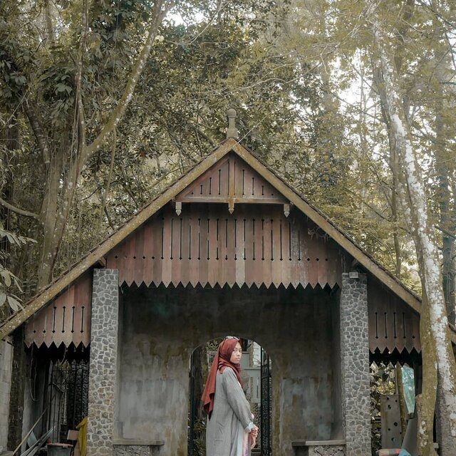 Ketika tidak ada yang dapat kamu syukuri hari ini, maka bersyukurlah atas nafas yang masih bisa engkau hembuskan. .........#clozetteid #clozettedaily #lifestyleblogger #lifestyle #explorejogja #pesonaindonesia #pesonajogja #wonderfulindonesia #wonderfuljogja #hijabtraveller #hijabtraveler #travelingwithhijab #style #museumullensentalu #ullensentalu #ullensentalumuseum #hijabstyle