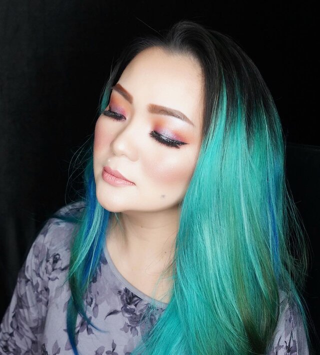 Another gloomy morning here πβ¨and I prefer #black background π€β¨
#makeup #makeuppost #makeuplook #makeuplookbook #makeuplover #ilovemakeup #manicpanic #greenhair #greenhairdontcare #hudabeauty #dessertduskpalette #purple #purplemakeup #ultraviolet #beautylover #makeupartist #beautyblog #bblog #clozette #clozetteid